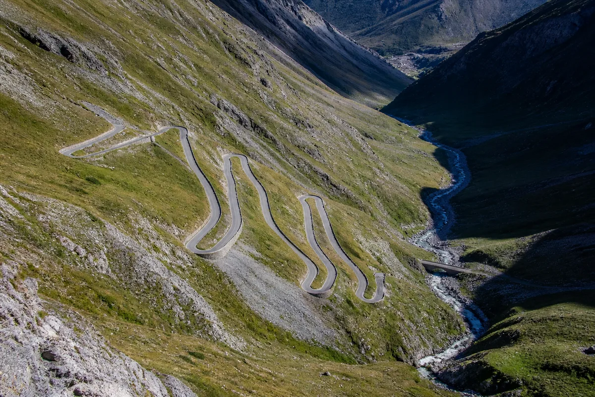 Route en lacets du col du Galibier au-dessus de Plan Lachat en été