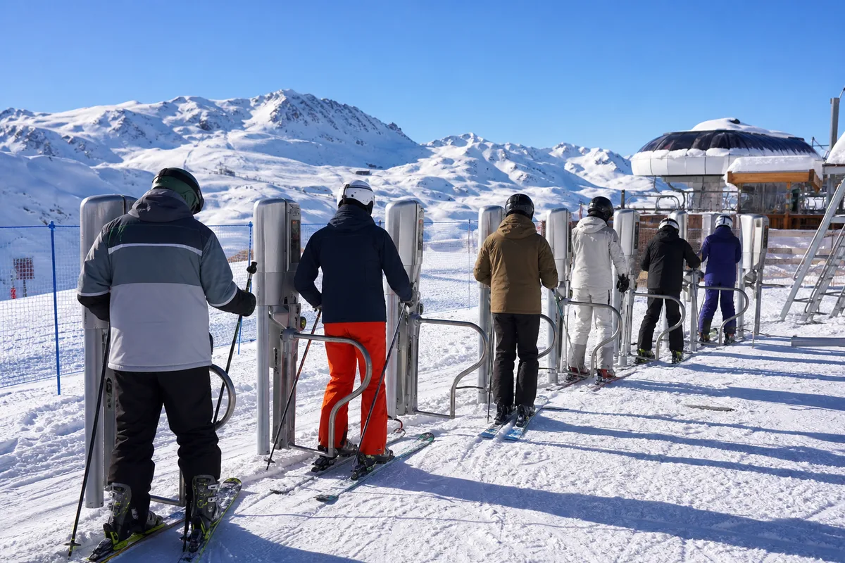 Portiques d’accès aux remontées mécaniques d’une station de ski alpine