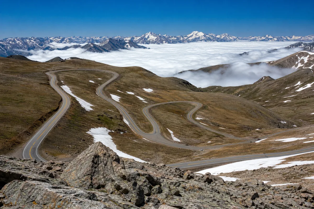Plateau de toundra alpine des Rocheuses au lever du soleil